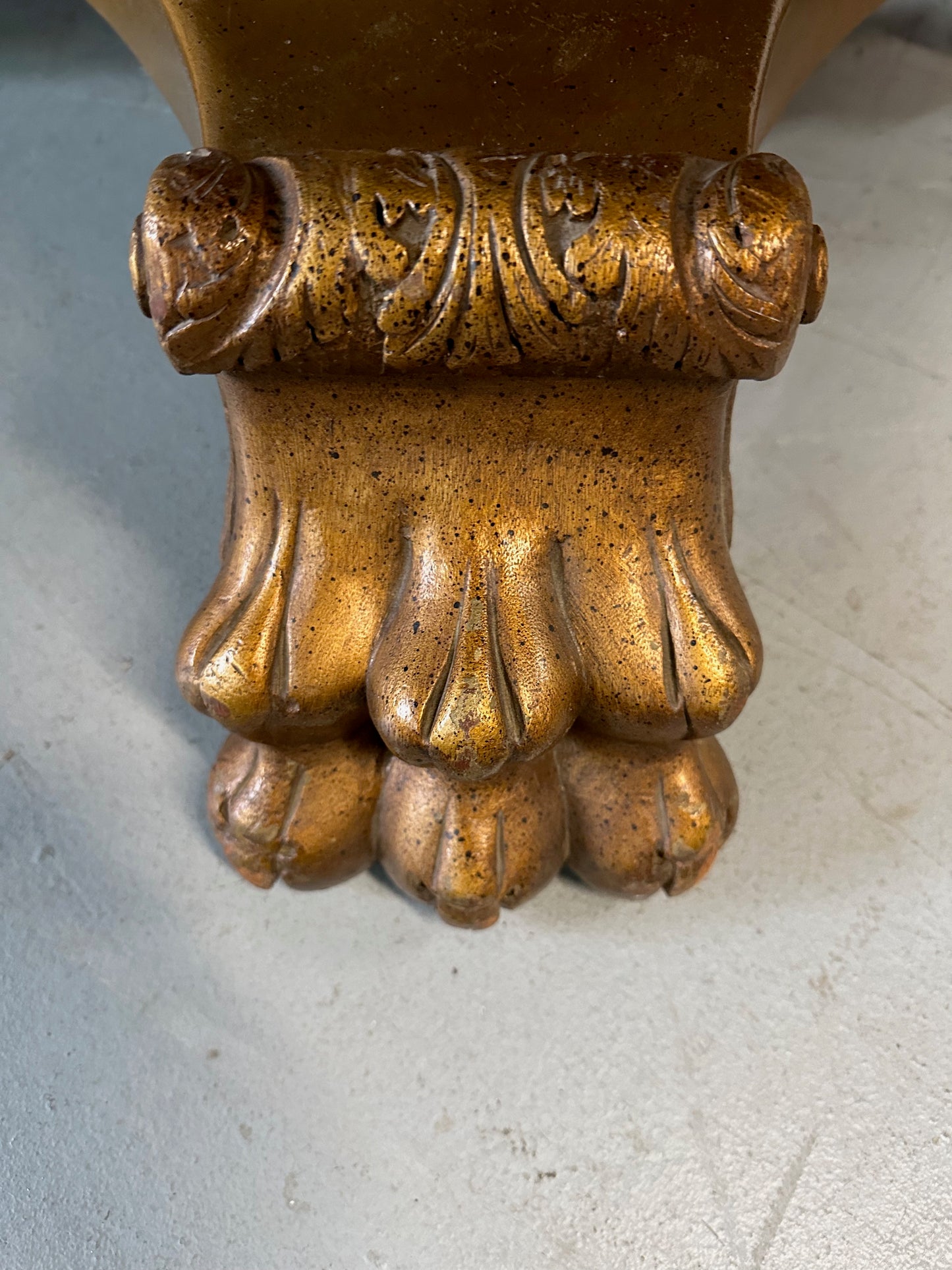 20th-century Empire-style Hollywood Regency coffee table featuring a round white marble top with elegant gray veining, supported by a gilded wood base with bold lion paw feet and neoclassical design elements