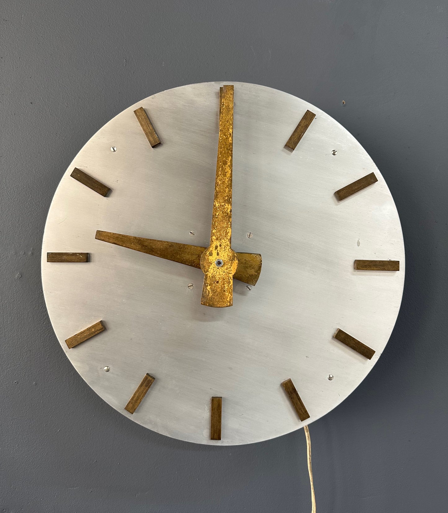 SOLD – Minimalist Mid Century Wall Clock in Brass and Aluminum