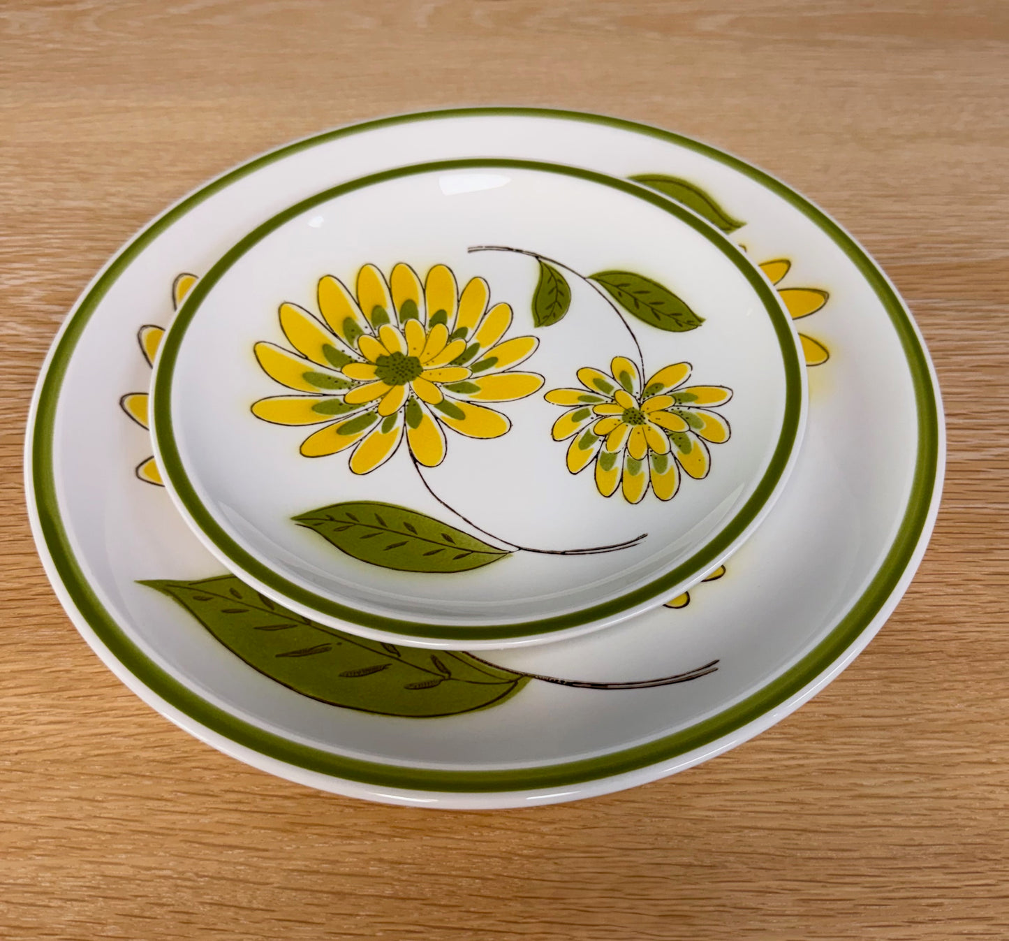 1970s Mikasa "Tampa" Dinnerware Set, 12 Place Settings, Avocado Green & Yellow