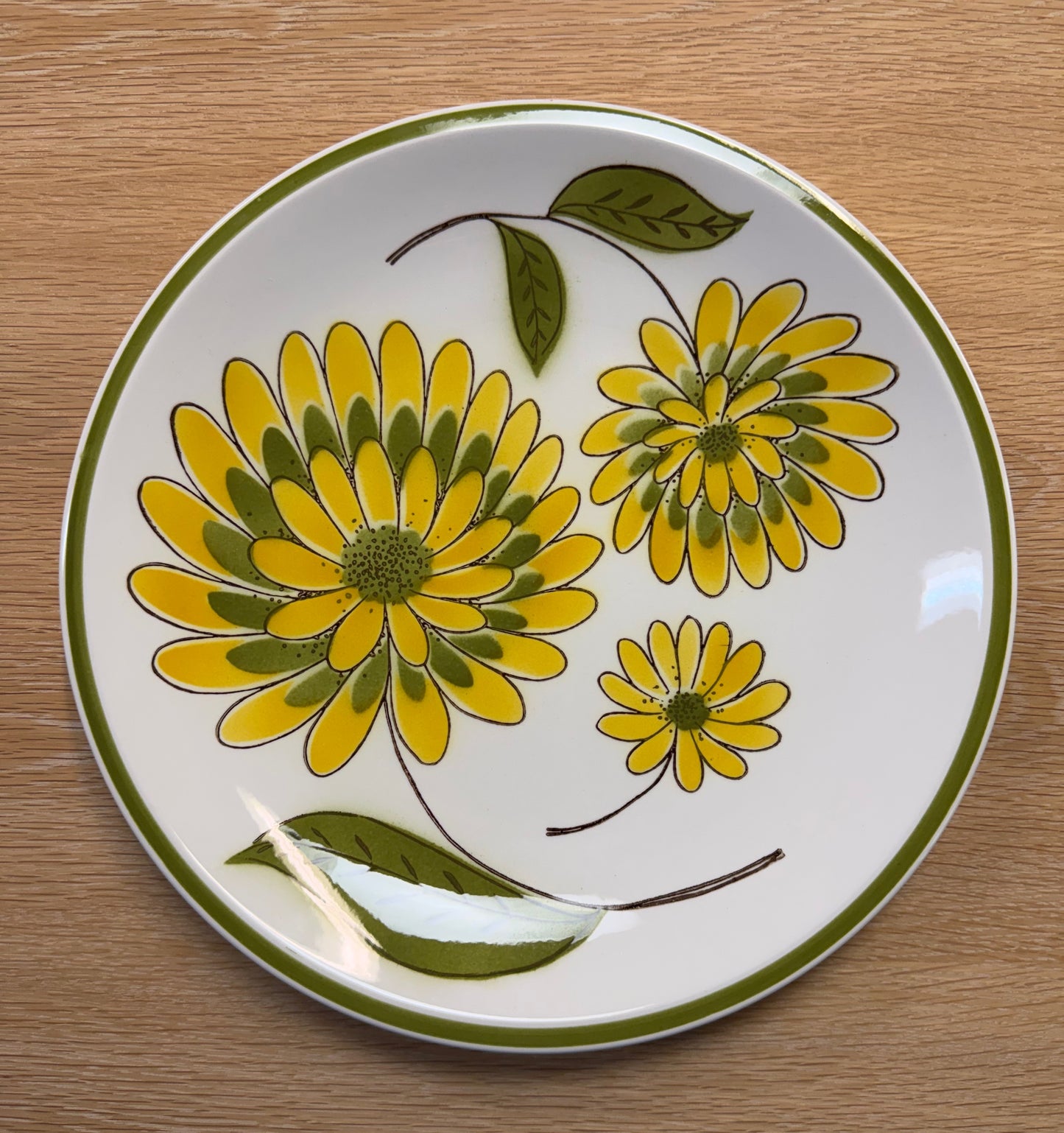 1970s Mikasa "Tampa" Dinnerware Set, 12 Place Settings, Avocado Green & Yellow