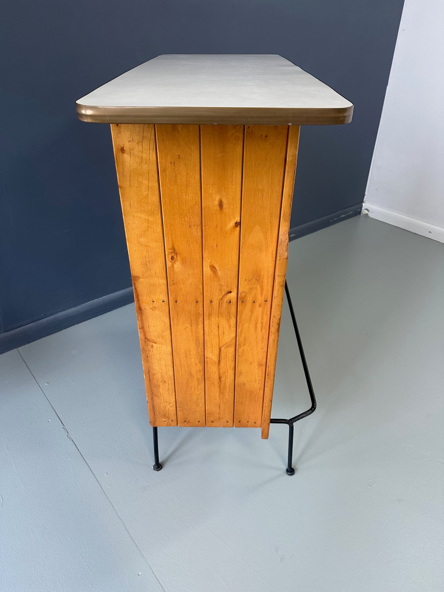 Mid-Century Modern dry bar console with matching stool by Arthur Umanoff, 1950s, featuring slatted wood panels, iron legs, and a curved wooden seat and backrest with minimalist black metal framing
