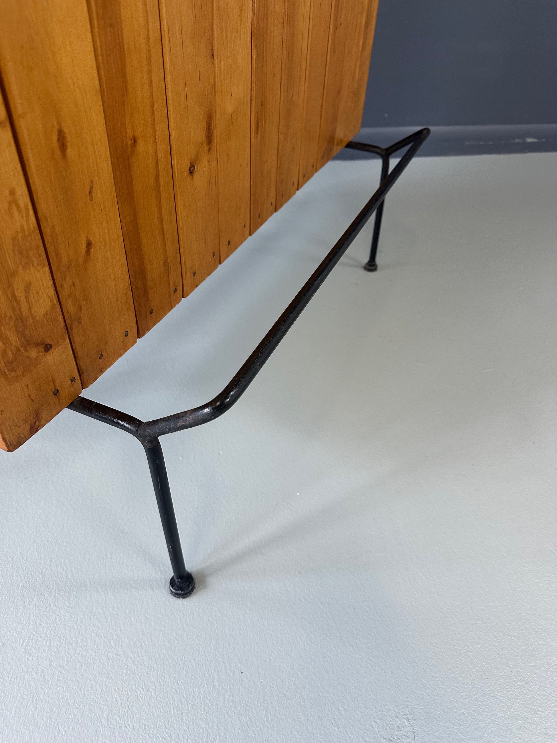 Mid-Century Modern dry bar console with matching stool by Arthur Umanoff, 1950s, featuring slatted wood panels, iron legs, and a curved wooden seat and backrest with minimalist black metal framing