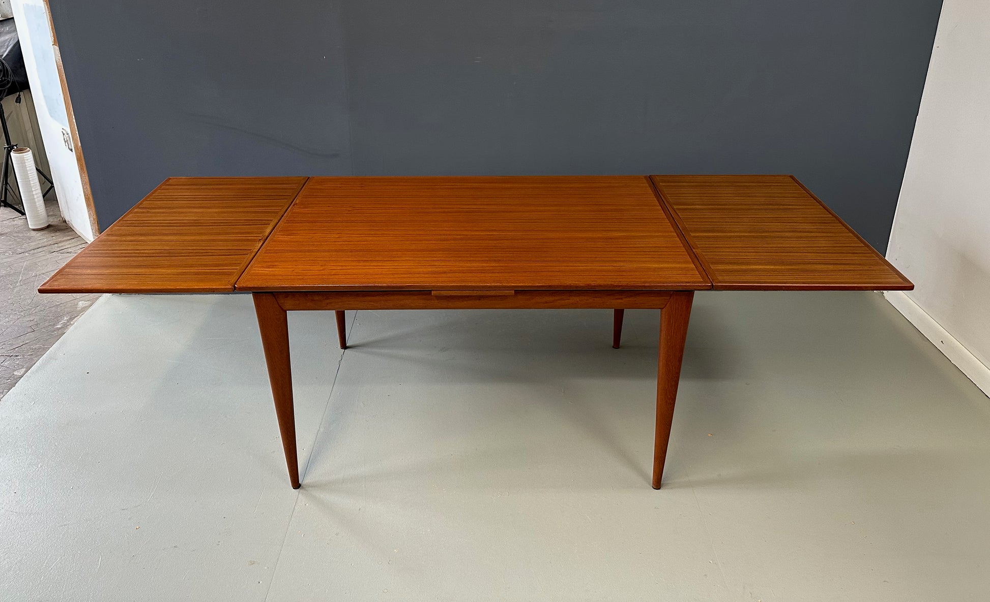 Mid-Century Modern Teak Dining Table – Vintage Scandinavian Design, Rectangular Table with Tapered Legs, Minimalist MCM Furniture